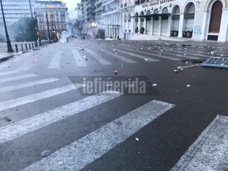 «Βομβαρδισμένο τοπίο» το Σύνταγμα -Τι άφησε πίσω η μάχη ΜΑΤ-κουκουλοφόρων [εικόνες & βίντεο] | iefimerida.gr 3