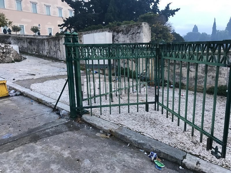 «Βομβαρδισμένο τοπίο» το Σύνταγμα -Τι άφησε πίσω η μάχη ΜΑΤ-κουκουλοφόρων [εικόνες & βίντεο] | iefimerida.gr 4