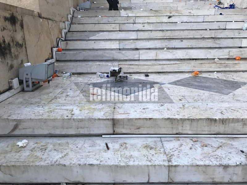 «Βομβαρδισμένο τοπίο» το Σύνταγμα -Τι άφησε πίσω η μάχη ΜΑΤ-κουκουλοφόρων [εικόνες & βίντεο] | iefimerida.gr 5