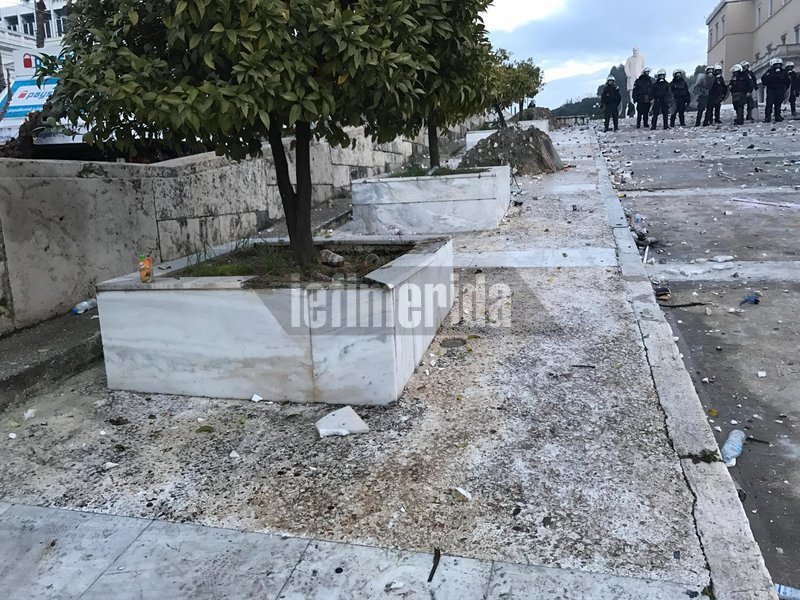 «Βομβαρδισμένο τοπίο» το Σύνταγμα -Τι άφησε πίσω η μάχη ΜΑΤ-κουκουλοφόρων [εικόνες & βίντεο] | iefimerida.gr 6