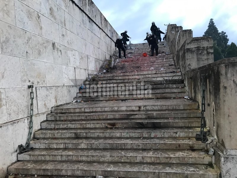 «Βομβαρδισμένο τοπίο» το Σύνταγμα -Τι άφησε πίσω η μάχη ΜΑΤ-κουκουλοφόρων [εικόνες & βίντεο] | iefimerida.gr 7