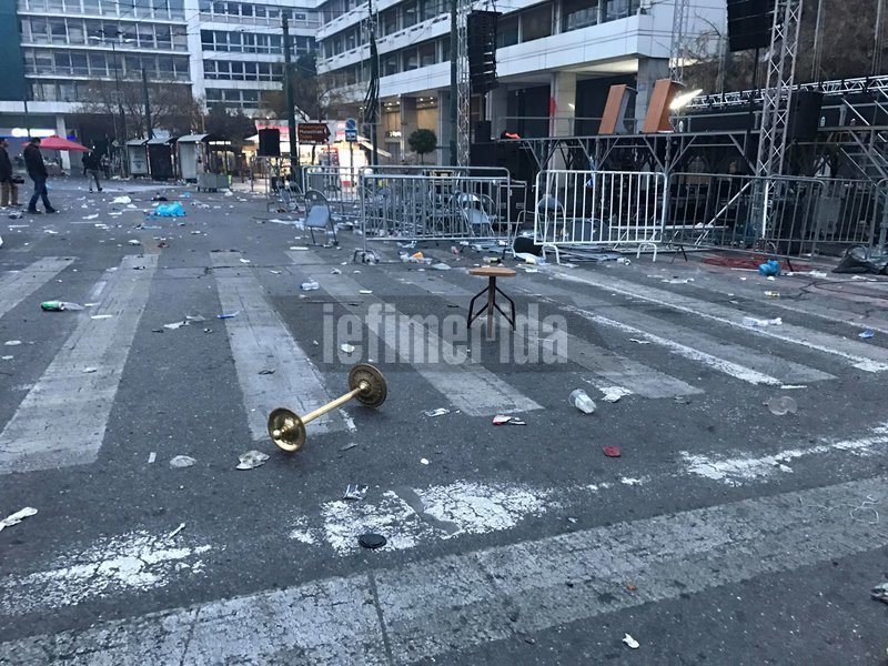 «Βομβαρδισμένο τοπίο» το Σύνταγμα -Τι άφησε πίσω η μάχη ΜΑΤ-κουκουλοφόρων [εικόνες & βίντεο] | iefimerida.gr 8