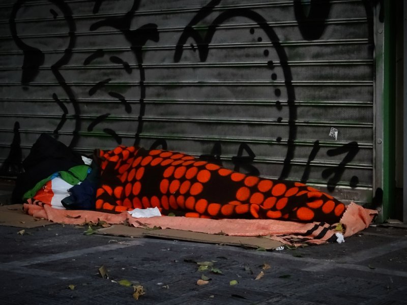 Οι δύο όψεις της γιορτινής Αθήνας -Φώτα, στολισμοί και άστεγοι [εικόνες] | iefimerida.gr 11