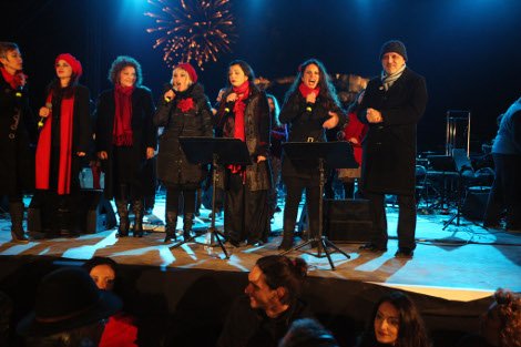 Με λαμπρότητα και πυροτεχνήματα υποδέχθηκαν Αθήνα και Θεσσαλονίκη το 2014 [εικόνες] | iefimerida.gr 1