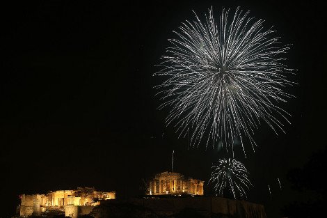 Με λαμπρότητα και πυροτεχνήματα υποδέχθηκαν Αθήνα και Θεσσαλονίκη το 2014 [εικόνες] | iefimerida.gr 2