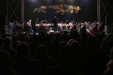 Με λαμπρότητα και πυροτεχνήματα υποδέχθηκαν Αθήνα και Θεσσαλονίκη το 2014 [εικόνες] | iefimerida.gr 3