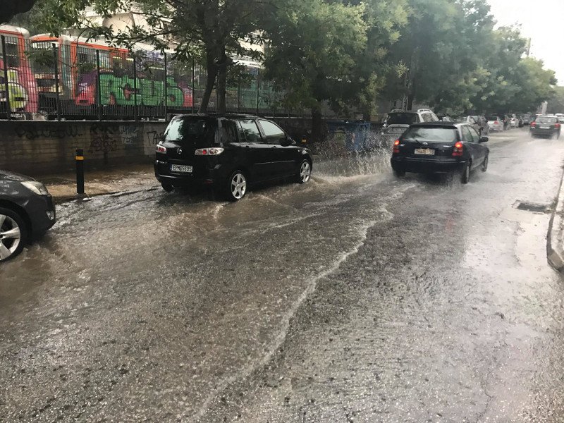 Σφοδρή νεροποντή σε Αθήνα-Πειραιά -Ανοιξαν οι ουρανοί, ποτάμια οι δρόμοι [βίντεο] | iefimerida.gr 0