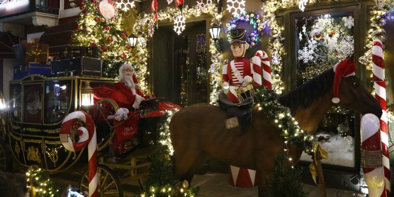 Οι δύο όψεις της γιορτινής Αθήνας -Φώτα, στολισμοί και άστεγοι [εικόνες] | iefimerida.gr 8