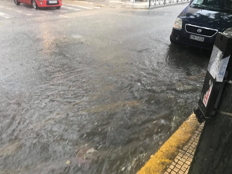 Σφοδρή νεροποντή σε Αθήνα-Πειραιά -Ανοιξαν οι ουρανοί, ποτάμια οι δρόμοι [βίντεο] | iefimerida.gr 2