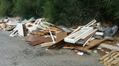 Ο χώρος προσωρινής στάθμευσης της Λ.Αθηνών στο Χαϊδάρι που μετατράπηκε σε απέραντο σκουπιδότοπο [εικόνες] | iefimerida.gr 1