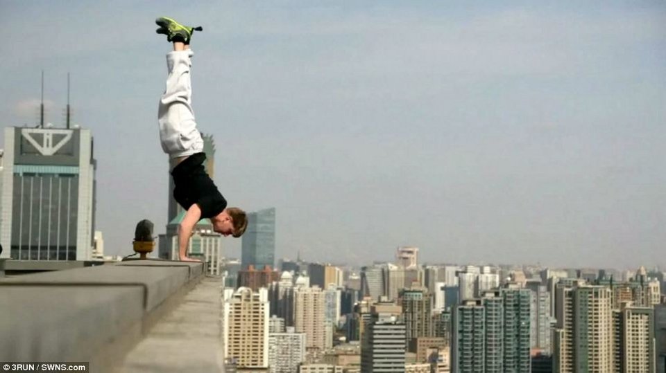 Ο πιο τρελός αθλητής των extreme sports του κόσμου -Κάνει κατακόρυφο στο χείλος του... γκρεμού [εικόνες&βίντεο] | iefimerida.gr 1