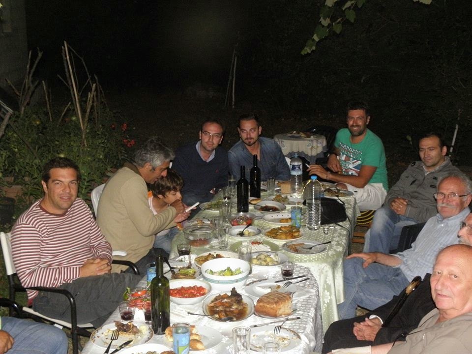 Περίπατοι στο βουνό, μαζί με τους γιους του και την Περιστέρα -Πώς πέρασε τα Χριστούγεννα ο Τσίπρας σε χωριό της Αρτας | iefimerida.gr 3