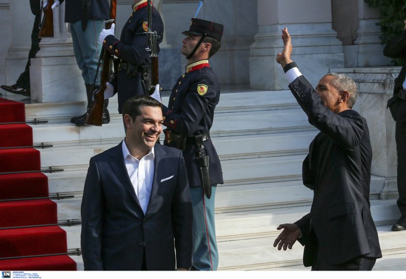 Αθηναίοι καλωσορίζουν τον Ομπάμα από μπαλκόνι κοντά στο Μαξίμου [εικόνες] | iefimerida.gr 1