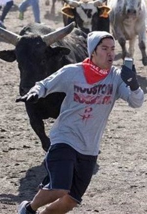 Η selfie που προκαλεί ανατριχίλα -Βγάζει φωτογραφία την ώρα που τον κυνηγούν δεκάδες ταύροι [εικόνα & βίντεο] | iefimerida.gr 0