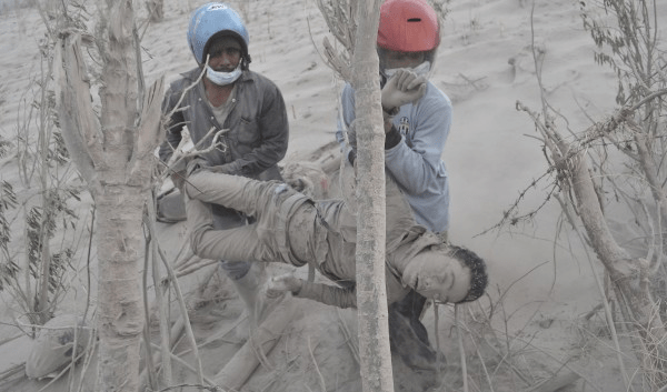 Φρίκη από την πολύνεκρη έκρηξη του ηφαιστείου στη Σουμάτρα: Ξεθάβουν νεκρούς από τη στάχτη [εικόνες] | iefimerida.gr 9