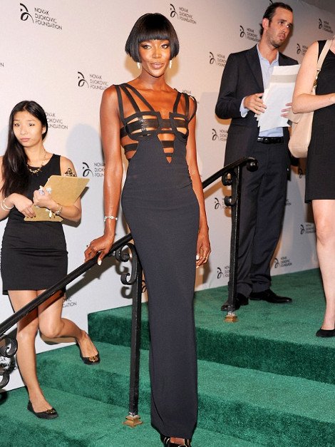 Η Ναόμι Κάμπελ δεν κολλάει πουθενά - Εβγαλε από τη ναφθαλίνη και φόρεσε ξανά φόρεμα που είχε βάλει 21 χρόνια πριν [εικόνες] | iefimerida.gr 1