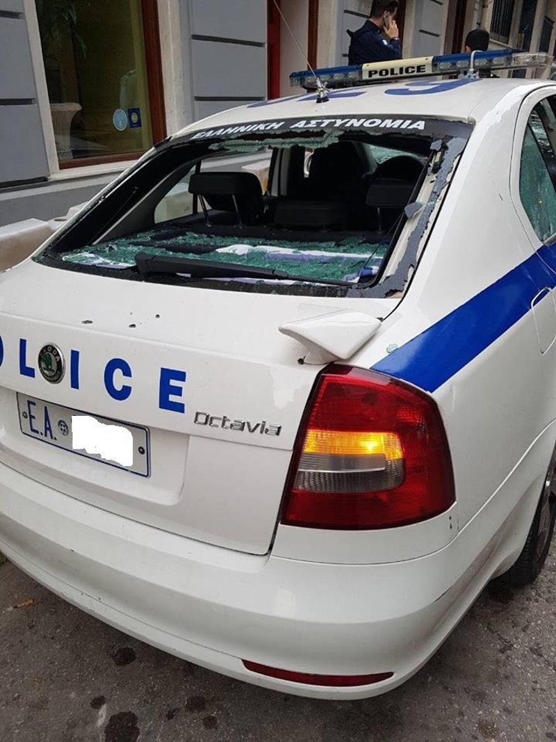 Το περιπολικό έξω από το Αστυνομικό Τμήμα Κυψέλης