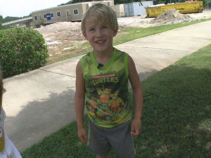 Αδιανόητο: Πέταξαν έξω από εστιατόριο 4χρονο αγοράκι επειδή φορούσε αμάνικο μπλουζάκι! [εικόνες] | iefimerida.gr 1