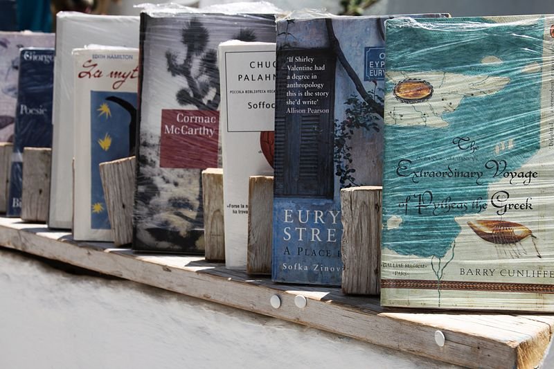 Ενα ελληνικό βιβλιοπωλείο στα 10 καλύτερα της Ευρώπης -Κρέμεται από βράχο, έχει θέα το απέραντο γαλάζιο [εικόνες] | iefimerida.gr 2