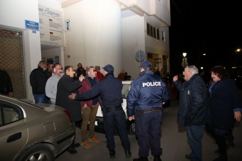 Συγκεντρωθέντες ετοίμασαν «θερμή» υποδοχή στον Δημήτρη Τζανακόπουλο, τον Σπύρο Δανέλλη και τον Γιάννη Ραγκούση