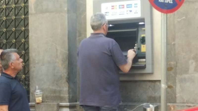 Ορισμένα ΑΤΜ επιτρέπουν τις αναλήψεις -Τρέχει ο κόσμος να βγάλει τα 60 ευρώ [εικόνες] | iefimerida.gr 1