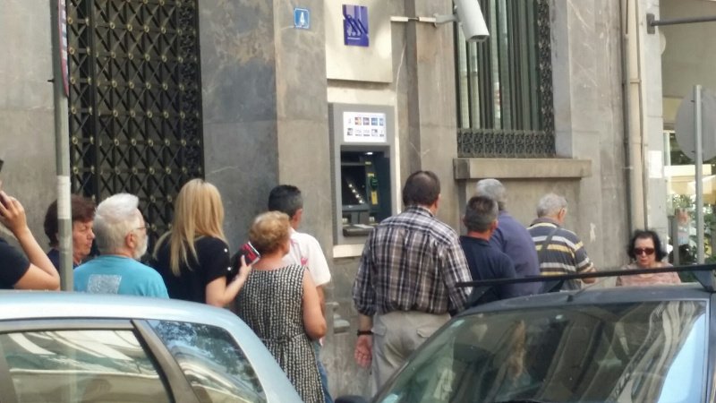 Ορισμένα ΑΤΜ επιτρέπουν τις αναλήψεις -Τρέχει ο κόσμος να βγάλει τα 60 ευρώ [εικόνες] | iefimerida.gr 0
