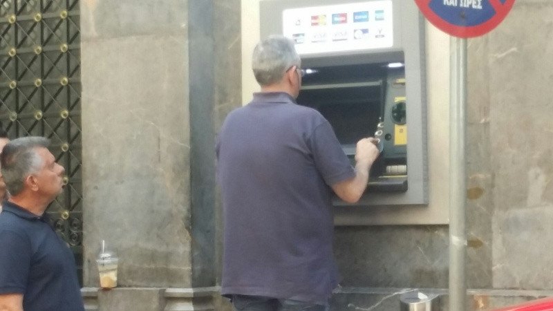 Χάος σε ΑΤΜ και σούπερ μάρκετ -Αδειοι οι δρόμοι και τα μαγαζιά | iefimerida.gr 1