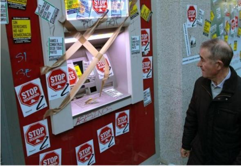 Το γύρο του Διαδικτύου κάνουν εικόνες από τη Μαδρίτη - Πώς ξεσπούν πάνω στα ΑΤΜ | iefimerida.gr 0