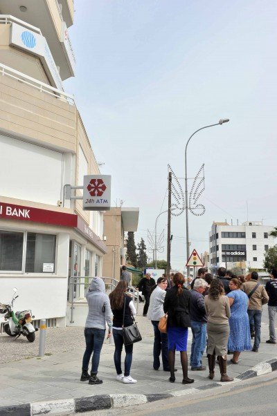 Ουρές στα ΑΤΜ στην Κύπρο [φωτογραφίες] | iefimerida.gr 1