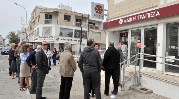 Ουρές στα ΑΤΜ στην Κύπρο [φωτογραφίες] | iefimerida.gr 0