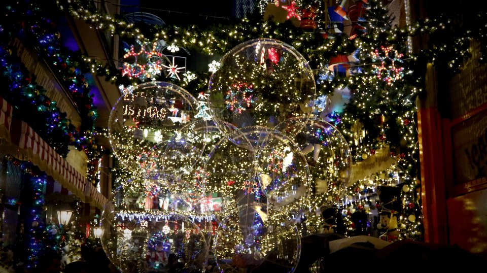 Οι δύο όψεις της γιορτινής Αθήνας -Φώτα, στολισμοί και άστεγοι [εικόνες] | iefimerida.gr 10