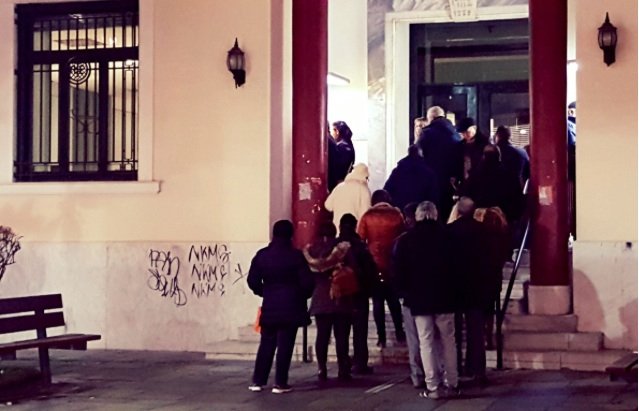 Τρίκαλα: Συνταξιούχοι περίμεναν το επίδομα όλο το βράδυ στα ΑΤΜ [εικόνες] | iefimerida.gr 0