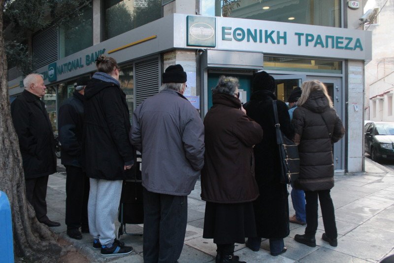 Ουρές συνταξιούχων έξω από ΑΤΜ για το έκτακτο βοήθημα και το μισό ΕΚΑΣ [εικόνες & βίντεο] | iefimerida.gr 2