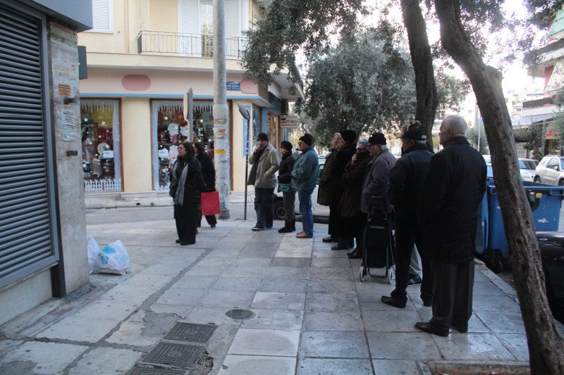 Ουρές συνταξιούχων έξω από ΑΤΜ για το έκτακτο βοήθημα και το μισό ΕΚΑΣ [εικόνες & βίντεο] | iefimerida.gr 3