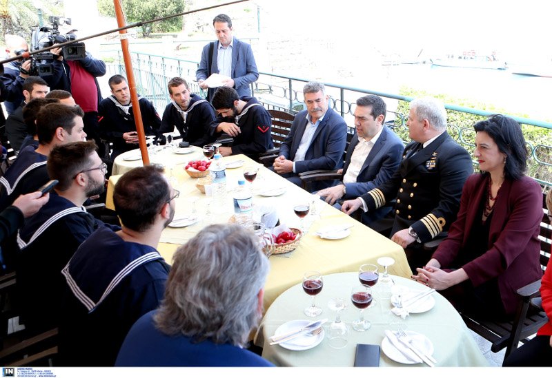 Το Πάσχα του Τσίπρα στην Κέρκυρα: Χαλαρές στιγμές με τους γιους του στην ακρογιαλιά [εικόνες] | iefimerida.gr 7