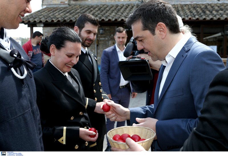 Το Πάσχα του Τσίπρα στην Κέρκυρα: Χαλαρές στιγμές με τους γιους του στην ακρογιαλιά [εικόνες] | iefimerida.gr 8