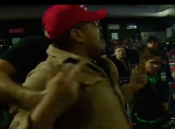 Oπαδός του Τραμπ επιτέθηκε σε εικονολήπτη του BBC [βίντεο]  | iefimerida.gr 0