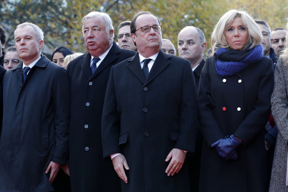 Δύο χρόνια από το Μπατακλάν -Εμανουέλ και Μπριζίτ Μακρόν τιμούν τα θύματα [εικόνες]  | iefimerida.gr 1