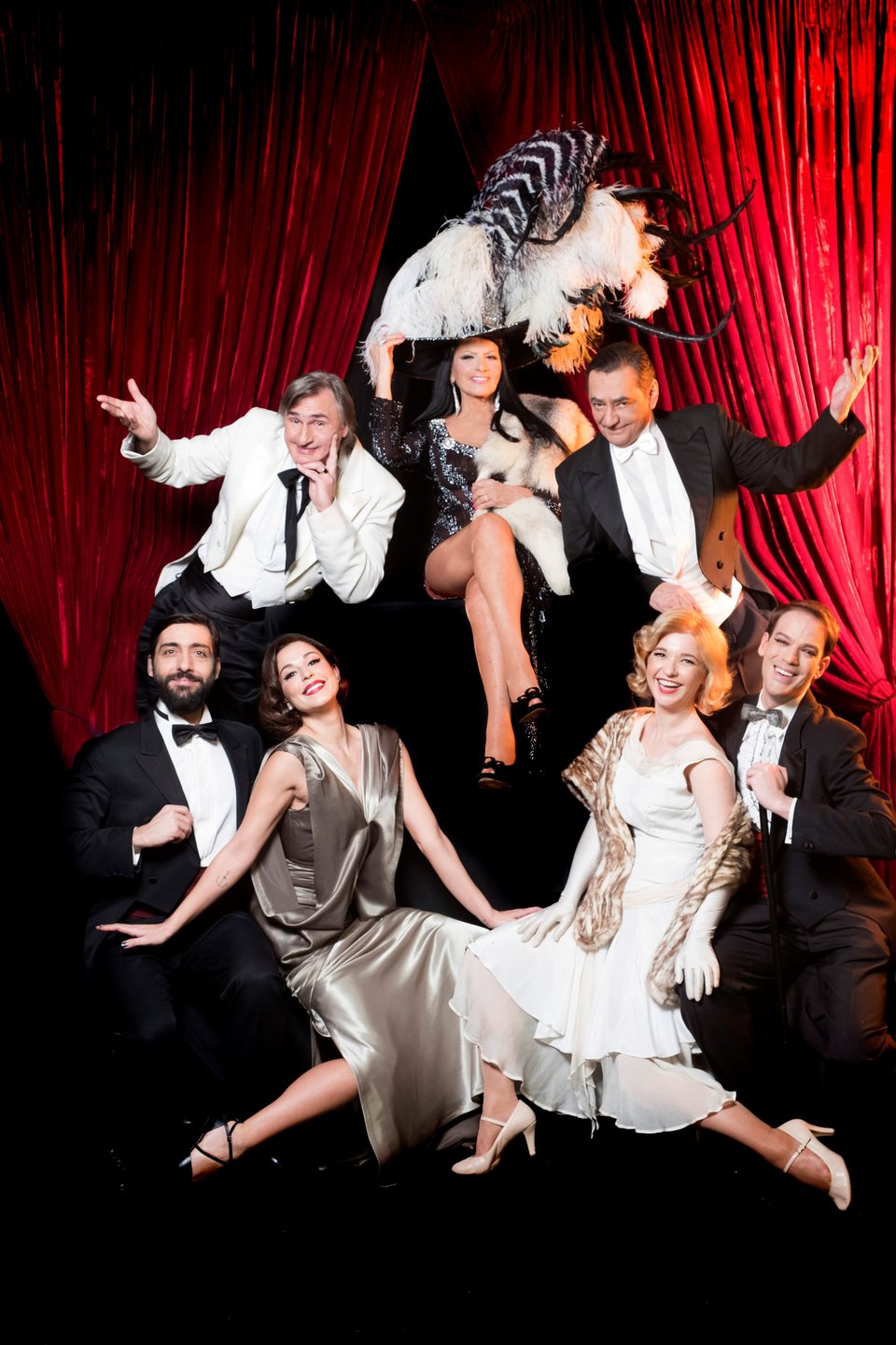 Η Ζωζώ Σαπουντζάκη, με φούξια γούνα, διέκοψε τη συνέντευξη για την παράσταση «Αττίκ» και άρχισε το τραγούδι! [βίντεο] | iefimerida.gr 4