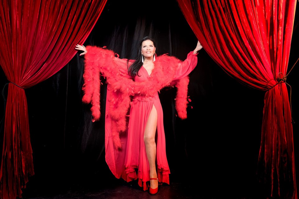 Η Ζωζώ Σαπουντζάκη, με φούξια γούνα, διέκοψε τη συνέντευξη για την παράσταση «Αττίκ» και άρχισε το τραγούδι! [βίντεο] | iefimerida.gr 3