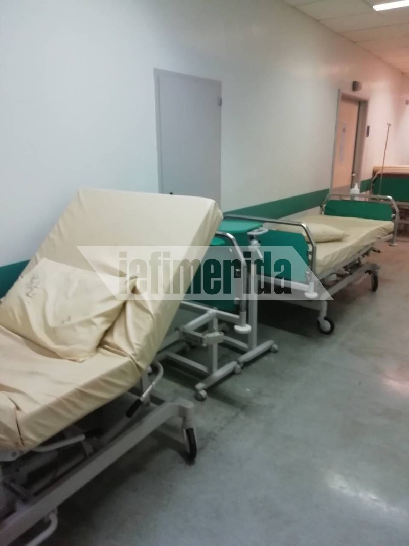 Κρεβάτια στη σειρά σε διάδρομο στο νοσοκομείο Αττικό