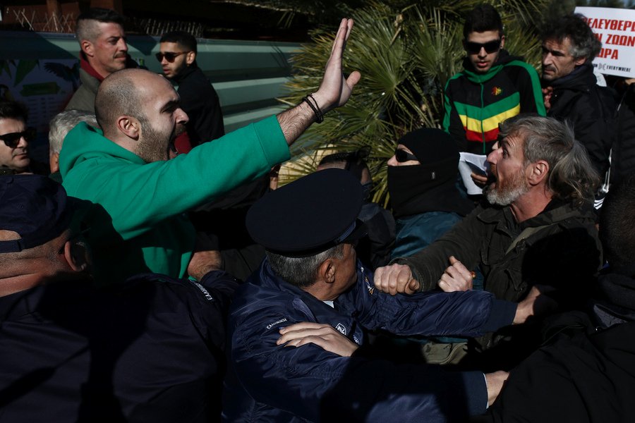 Συγκέντρωση διαμαρτυρίας στο Αττικό Ζωολογικό Πάρκο -Για τη θανάτωση των 2 τζάγκουαρ [εικόνες]  | iefimerida.gr 0