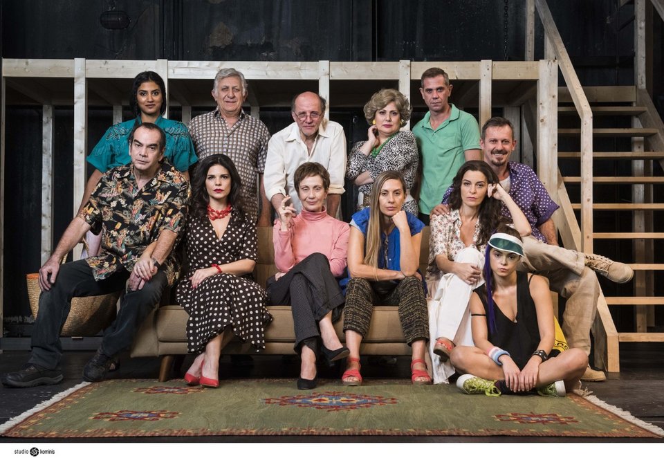 Ο βραβευμένος «Αύγουστος» στο Χορν -Το πιο ρεαλιστικό μαλλιοτράβηγμα επί σκηνής [εικόνες]  | iefimerida.gr 4