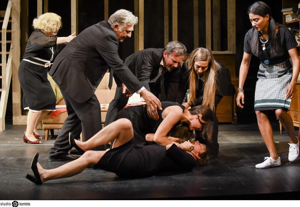 Ο βραβευμένος «Αύγουστος» στο Χορν -Το πιο ρεαλιστικό μαλλιοτράβηγμα επί σκηνής [εικόνες]  | iefimerida.gr 2