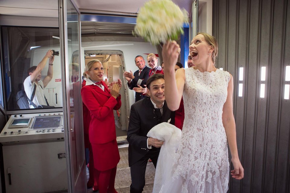 Γάμος στα 35.000 πόδια -Της έκανε έκπληξη και την παντρεύτηκε στην πτήση για Αθήνα [εικόνες] | iefimerida.gr 5