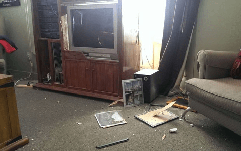 Παραλίγο να καούν ζωντανοί: Ζευγάρι σώθηκε την τελευταία στιγμή όταν κεραυνός χτύπησε το κρεβάτι τους [εικόνες] | iefimerida.gr 1