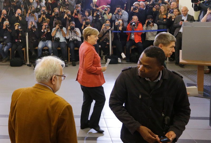 Η Μέρκελ ψήφισε... αμίλητη [εικόνες & βίντεο]  | iefimerida.gr 3