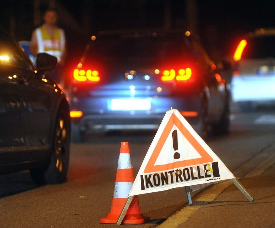 Γερμανία: Αστυνομικοί ελέγχουν πρόσφυγες στα σύνορα με την Αυστρία [εικόνες] | iefimerida.gr 2