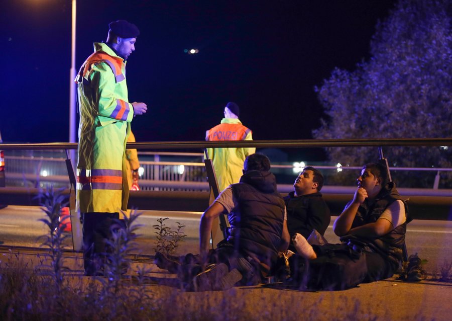 Γερμανία: Αστυνομικοί ελέγχουν πρόσφυγες στα σύνορα με την Αυστρία [εικόνες] | iefimerida.gr 0