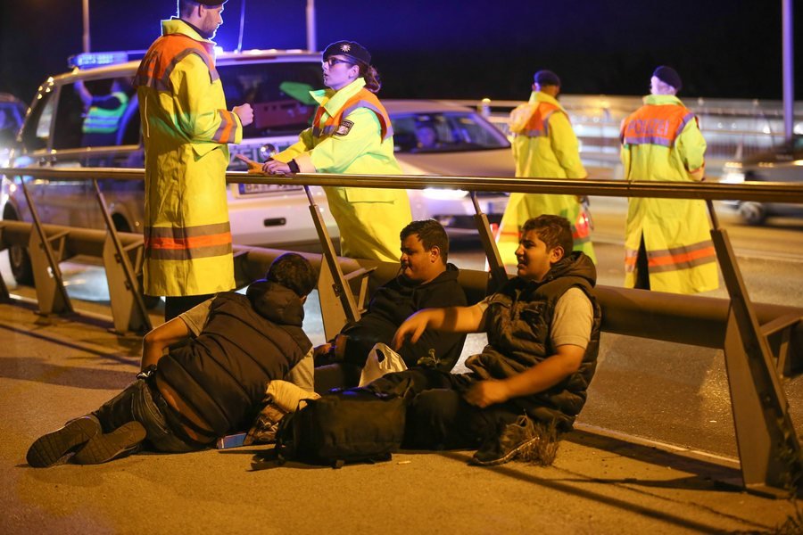 Γερμανία: Αστυνομικοί ελέγχουν πρόσφυγες στα σύνορα με την Αυστρία [εικόνες] | iefimerida.gr 1